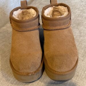 UGG Ultra Mini Platform Boots, size 3